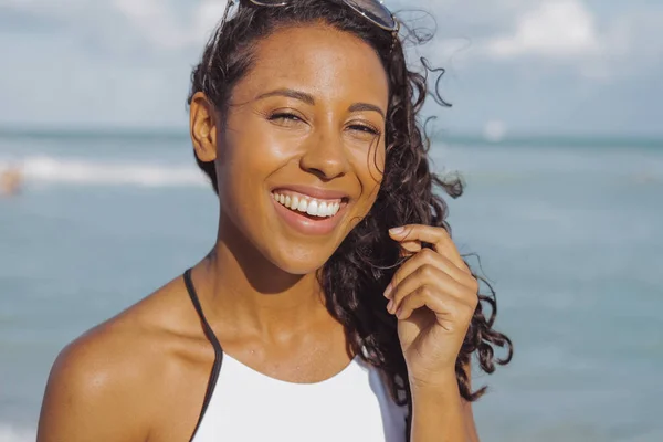 Rindo mulher negra em maiô na praia — Fotografia de Stock