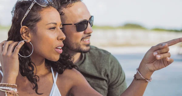 Elegante pareja diversa que se enfría afuera —  Fotos de Stock