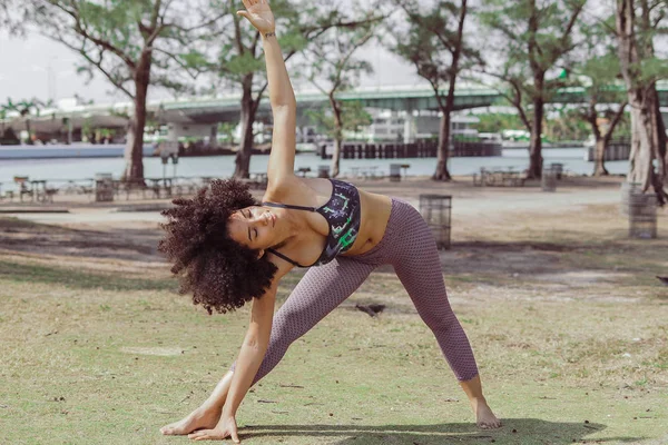 Gadis sportif berkulit hitam sedang melatih asana di halaman — Stok Foto