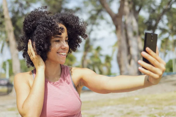 公園の selfie を取っている若い女の子を笑いながら — ストック写真
