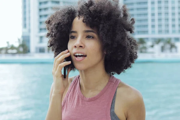 Zwarte meid met telefoongesprek aan kust — Stockfoto