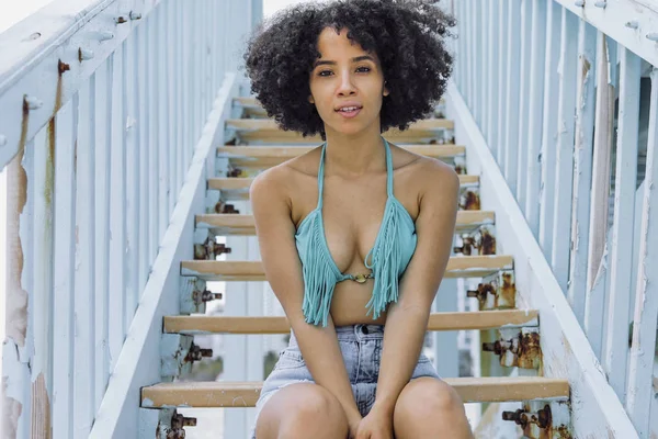 Sensual chica negra en bikini en las escaleras — Foto de Stock