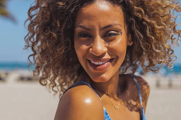 Mujer afroamericana brillante bajo el sol tropical — Foto de Stock