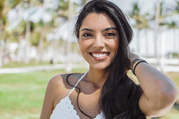 Zufriedene helle Mädchen berühren Haare in der Sonne — Stockfoto