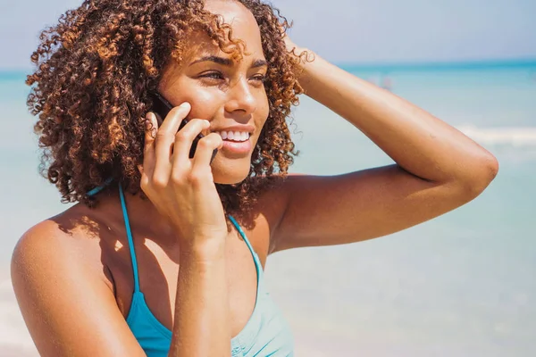 Rindo mulher falando telefone à beira-mar — Fotografia de Stock