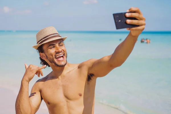 Man van shaka gebaren en nemen selfie — Stockfoto