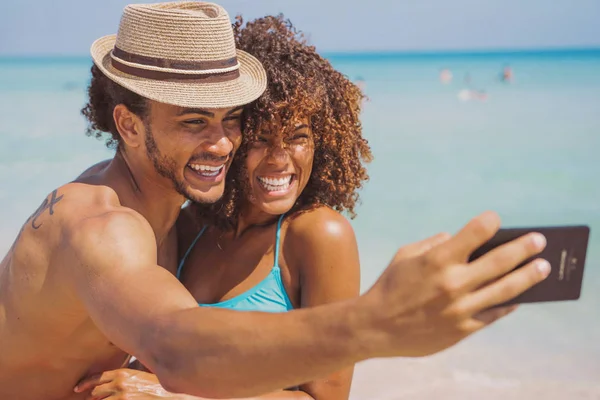 Alegre casal feliz selfies na praia — Fotografia de Stock