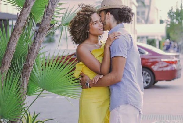 Pareja de pie y abrazándose en la calle — Foto de Stock