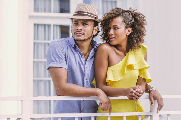 Pareja de pie en terraza —  Fotos de Stock