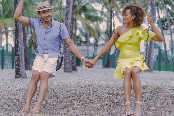 Casal de mãos dadas no balanço — Fotografia de Stock