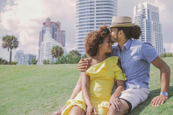 Casal abraçando e beijando no parque — Fotografia de Stock