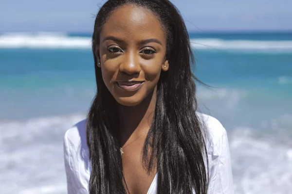 海で陽気な黒の若い女性 — ストック写真
