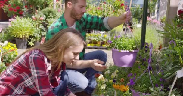 Pareja relajada pasando tiempo en jardinería — Vídeo de stock
