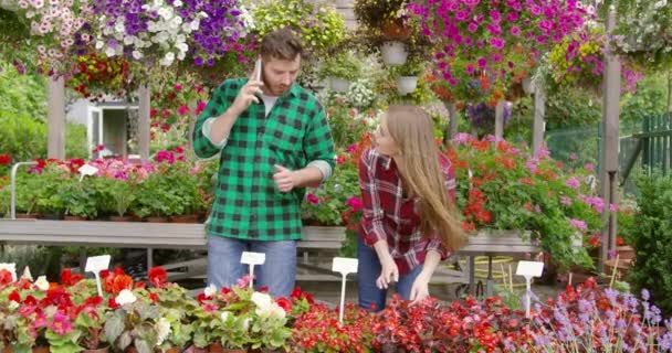 Pareja coworking en el jardín floreciente — Vídeo de stock