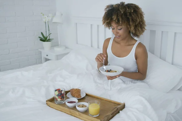 Contenu femme prendre le petit déjeuner au lit — Photo