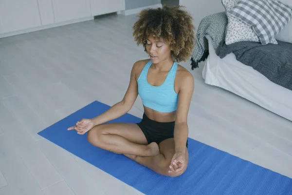 Концентрированная женщина, практикующая йогу на коврике — стоковое фото