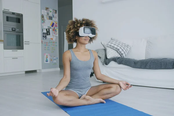 Содержательная женщина медитирует в очках виртуальной реальности — стоковое фото