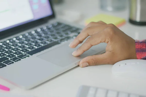 Mujer anónima usando laptop — Foto de Stock