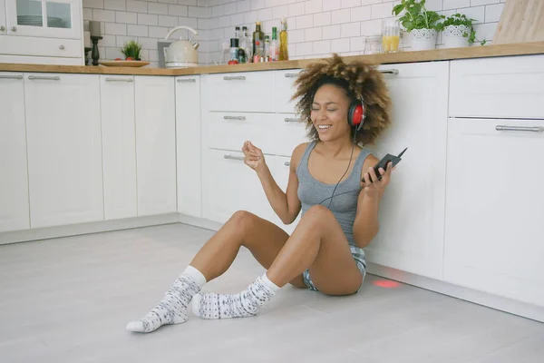 Kadın mutfakta gadget'lar ile gülüyor — Stok fotoğraf