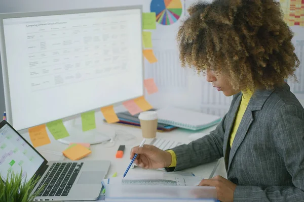 Joven empresaria que trabaja con documentos — Foto de Stock