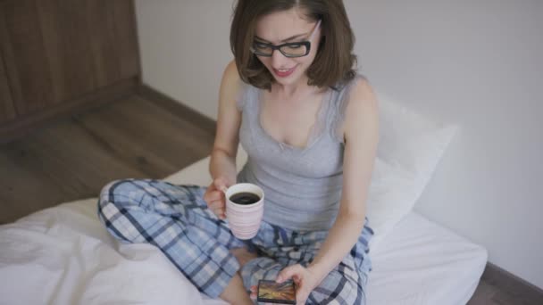 有咖啡的女人浏览智能手机 — 图库视频影像