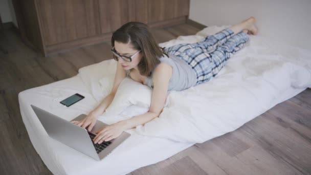 Barefoot vrouw met behulp van laptop op matras — Stockvideo