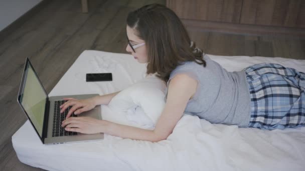 Mooie vrouw met laptop in de ochtend — Stockvideo