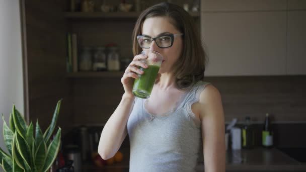 Mladá žena pití smoothie doma — Stock video