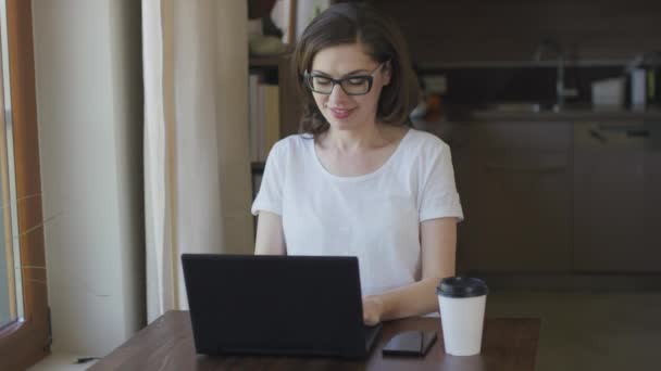 Mulher atraente usando laptop em casa — Vídeo de Stock