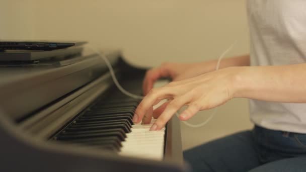 Kvinna händer spelar piano — Stockvideo