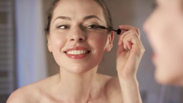 Woman applying mascara in morning — Stock Video