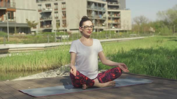 Junge Frau macht Yoga in der Nähe ihres Hauses — Stockvideo