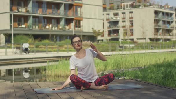Gyönyörű fiatal nő, jóga, szabadban otthona közelében — Stock videók