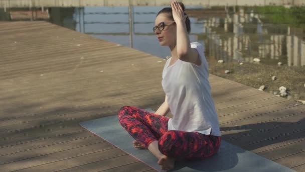 Yogi feminino praticando ao nascer do sol — Vídeo de Stock