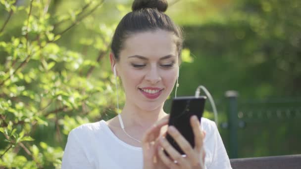 Entusiástico mulher mensagens de texto no smartphone — Vídeo de Stock