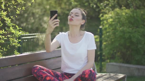 Sonriendo linda hembra tomando selfie — Vídeos de Stock