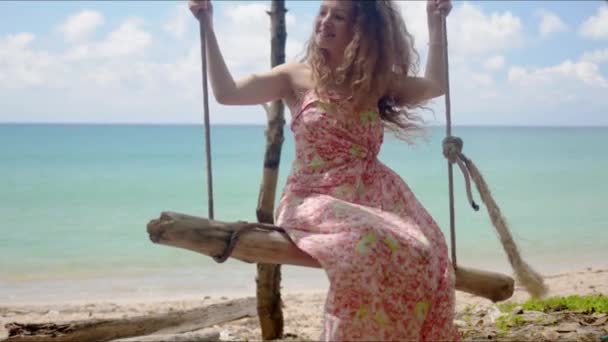 Allegro donna equitazione self made swing sulla spiaggia — Video Stock