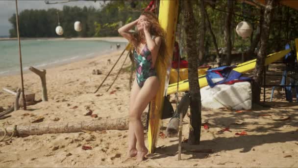 Jovem mulher desfrutando do sol na praia tropical — Vídeo de Stock