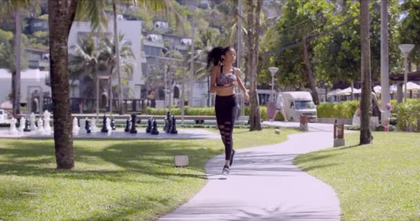 Азійська весела жінка біжить в парку. — стокове відео