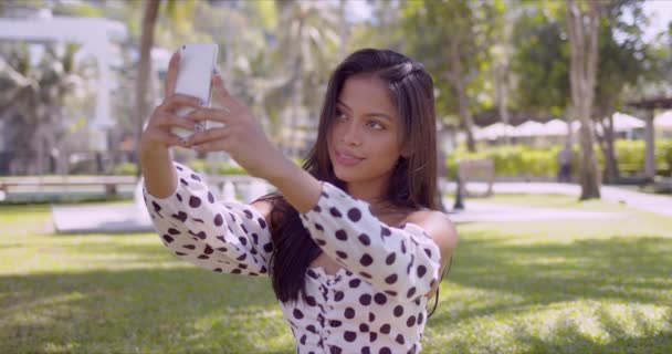 Улыбающаяся азиатка делает селфи на смартфоне с улыбкой — стоковое видео