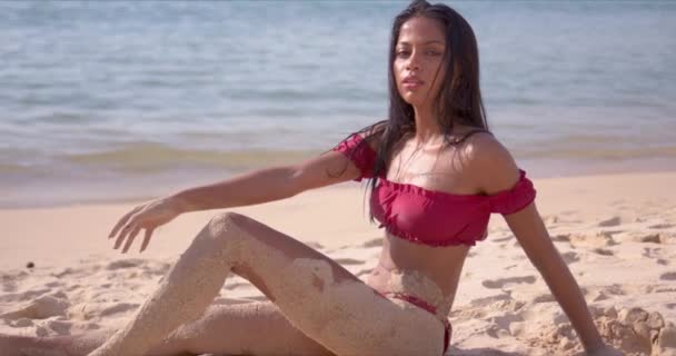 Χαλαρή γυναίκα με αμμώδη πόδια κάθεται στην παραλία — Αρχείο Βίντεο