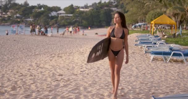 Lycklig kvinna med surfbräda promenader på sandstrand — Stockvideo