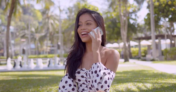 Mujer asiática animada en vestido con hombro abierto hablando en el teléfono inteligente —  Fotos de Stock