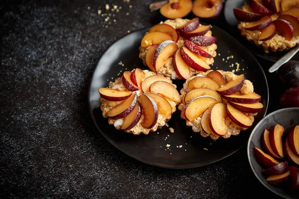 Deliciosas mini tartas caseras con fruta fresca de ciruela en rodajas —  Fotos de Stock