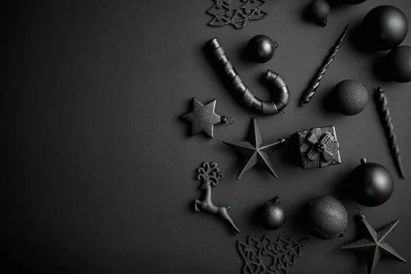 Composizione natalizia minimalista e semplice in colore nero opaco — Foto Stock