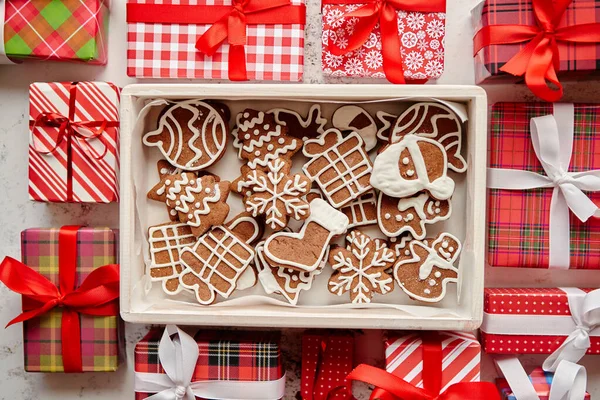 Смачне свіже новорічне прикрашене імбирне печиво, поміщене в дерев'яну ящик — стокове фото