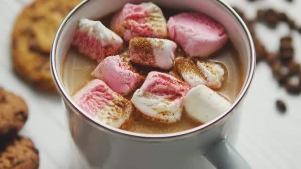 Tasse Kakao mit Marshmallows — Stockvideo