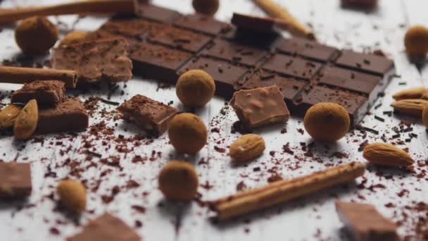 Chocolate preto, doces e especiarias — Vídeo de Stock