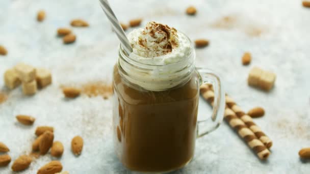 Чашка какао со взбитыми сливками и карамелью — стоковое видео