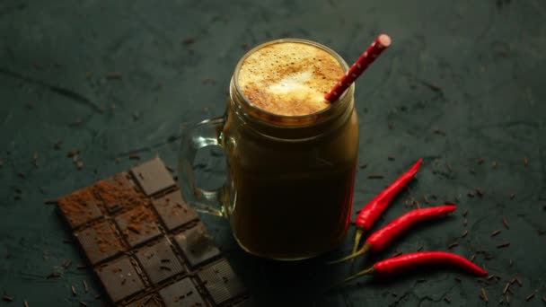 Bebida em caneca e chocolate — Vídeo de Stock